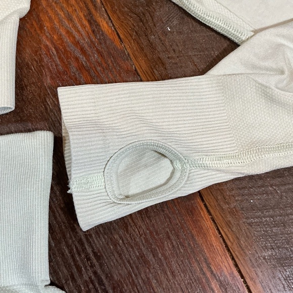 Gymshark Adapt Camo Seamless Long Sleeve Crop Top and Shorts Set Beige Size M - Picture 8 of 16